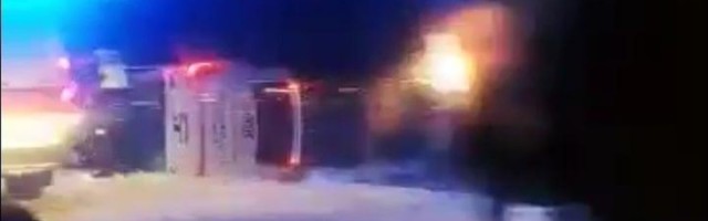 Автобус Нарва-Таллинн вылетел в кювет и перевернулся: пострадавших увезли на скорой