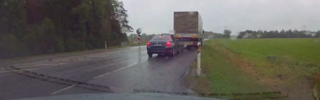 ВИДЕО | Внимательные водители помогли задержать пьяного водителя украинского грузовика