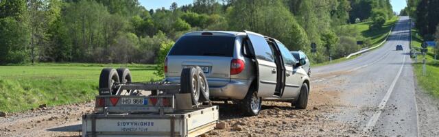 Ситуация на дорогах: в Ласнамяэ на пешеходном переходе сбили девочку, автомобиль Сил обороны съехал в кювет