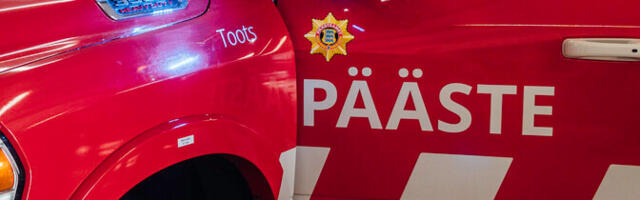 В Йыгева горит здание с музеем и ремонтной мастерской: на месте спасатели, полиция и скорая