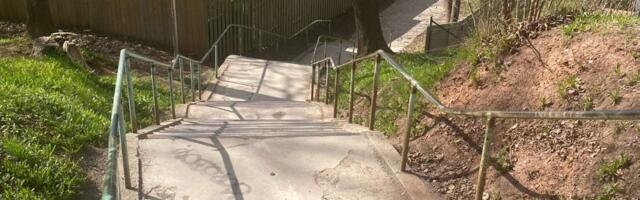 Город отремонтирует лестницу на улице Киви