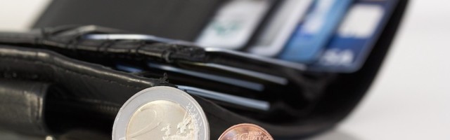 Профсоюзы и работодатели договорились о повышении минимальной зарплаты до 654 евро