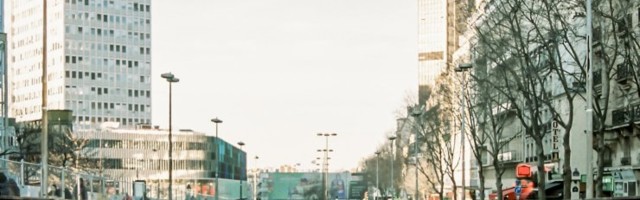 ВИДЕО | Турист попытался без страховки залезть на самый высокий небоскреб в Париже