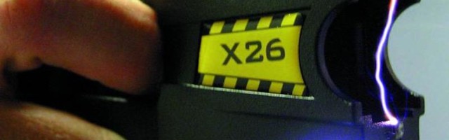 Полицейские в Нарве использовали против напавшего на них с топором мужчины тазер