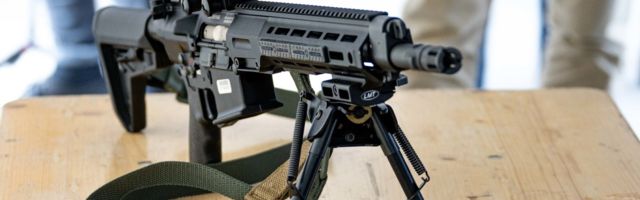 В Эстонию прибыли новые автоматы для сил обороны R20 (фотогалерея)