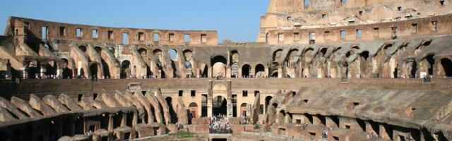 ВИДЕО | "Ivan+Hayley 23": турист повредил одну из самых известных достопримечательностей Рима. Его ждет суровое наказание