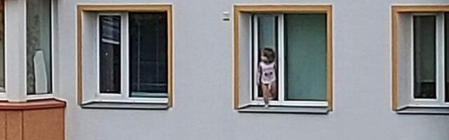 ФОТО | Ужас: по карнизу окна на четвертом этаже ходил малыш. Вмешалась полиция