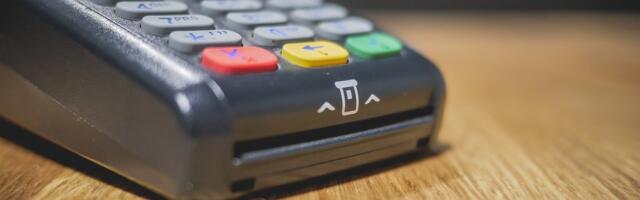 С 2026 года в Эстонии в ряде магазинов и на АЗС можно будет расплачиваться картой без интернет-соединения