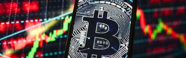 Биткоин упал в цене на фоне нефтяного шока и военных опасений