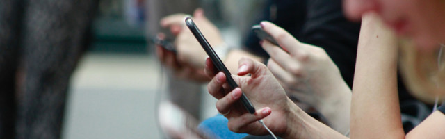 Названы сильнее всего разряжающие смартфон приложения