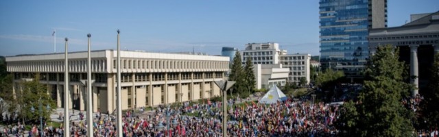 ФОТО и ВИДЕО Delfi | У здания парламента Литвы — масштабный протест против ограничений