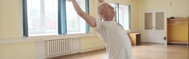 СПОРТИВНОЕ УТРО | Важные упражнения показывает 79-летний ветеран спорта. Двигайтесь вместе с ним!