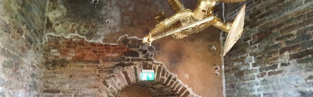 Вход в Восточный флигель прорубили топорами