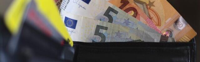 Пожилой нарвитянин снял со счета и передал мошенникам более 18 000 евро