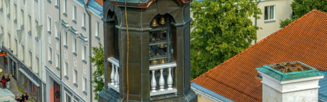 В августе карильон Тартуской ратуши исполняет песни о любви и родине