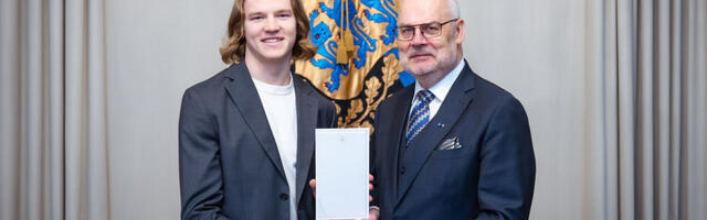 Алар Карис наградил Хенри Сильдару орденом Белой звезды II степени