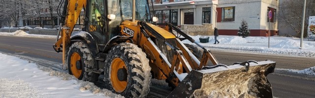 Тщательной уборке снега мешают припаркованные машины