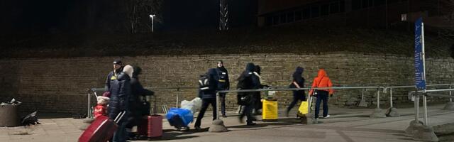 ВИДЕО и ФОТО | „Ад отменяется“. Очередь на границе в Нарве 23 декабря движется быстро