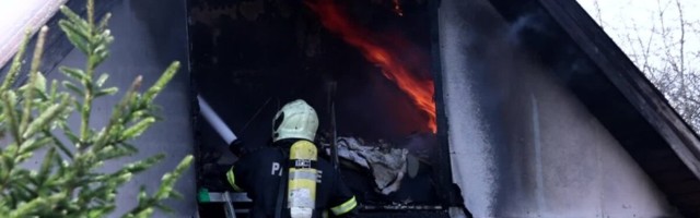 ФОТО и ВИДЕО | В волости Харку горел жилой дом, сосед спас оттуда трех детей
