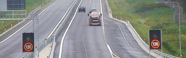 Большинство водителей игнорирует предупреждение о появившемся на обочине животном