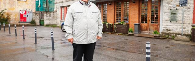 „Это парализует работу кафе“. Известная пекарня спорит с Таллинном из-за установленных у входа столбиков