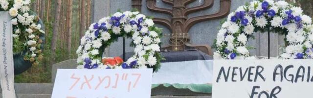 Прокуратура не стала начинать расследование по оставленным на мемориале в Панеряй плакатам