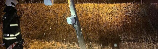 В Маарду автомобиль съехал в кювет и накренил столб