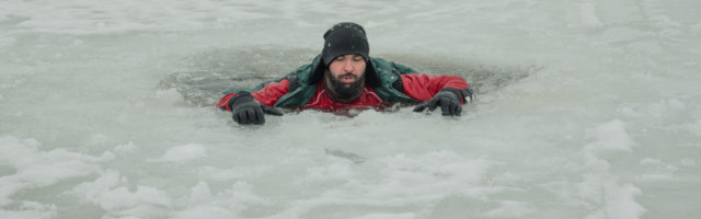 ФОТО И ВИДЕО | Что делать, если провалился под лед? Подробная видеоинструкция от таллиннских спасателей-волонтеров