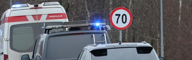 На шоссе Таллинн-Нарва произошла авария с участием автомобиля Сил обороны: движение закрыто