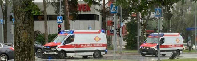 ФОТО | В Таллинне 23-летний водитель BMW врезался в ехавшую на вызов скорую
