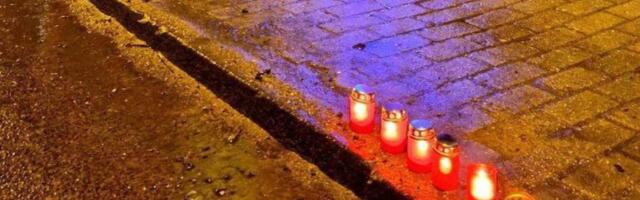 Теракт в «Крокус Сити Холл»: люди начали приносить свечи к посольству РФ в Риге