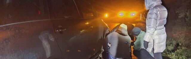 Съехавшей с дороги семье из четырех человек помогли отзывчивые молодые люди