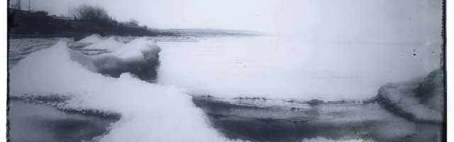 Залив скован льдом