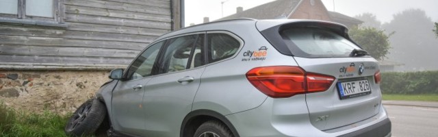 ФОТО: Автомобиль BMW от Citybee протаранил стену дома