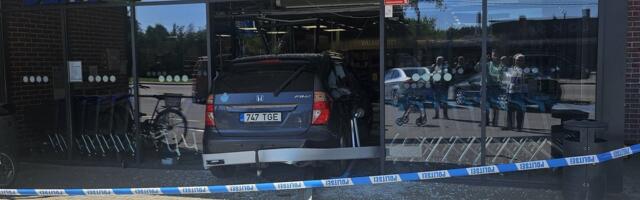 ФОТО | В Локса автомобиль врезался в магазин Coop — водитель, возможно, был пьян