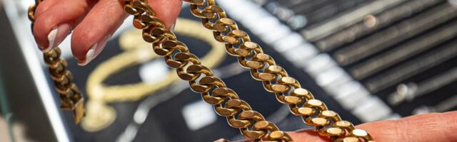 Золотая лихорадка в ломбарде: на продажу приносят даже обручальные кольца 