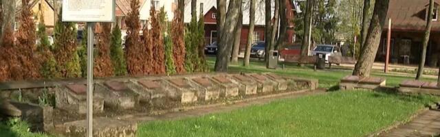 В литовском Вевисе началось надругательство над могилами советских воинов-освободителей