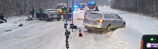 ВИДЕО | На шоссе Таллинн–Нарва произошло ДТП с участием четырех автомобилей, движение в обоих направлениях перекрыто