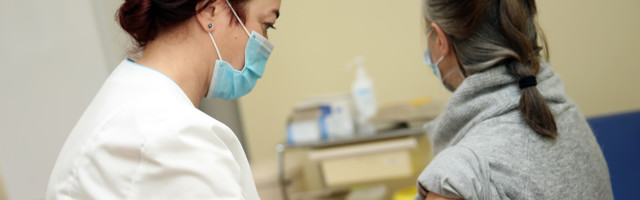 За два выходных дня в центре вакцинации Нарвской больницы сделали прививки от коронавируса 91 человек. Приезжали даже из Таллина