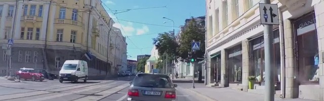 ВИДЕО | Опасный маневр! В центре Таллинна водитель автобуса создал опасную ситуацию