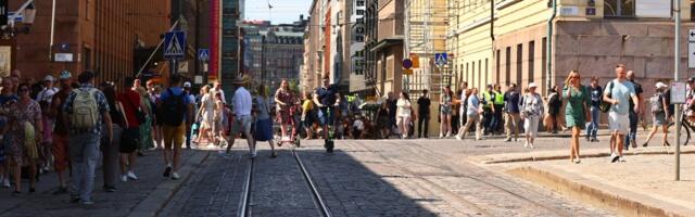 ГАЛЕРЕЯ И ВИДЕО | „Мороженое. Президентам бесплатно“. Смотрите, как встретили Джо Байдена в столице Финляндии