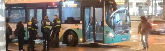 ФОТО | В Таллинне автобус сбил пожилую женщину на пешеходном переходе