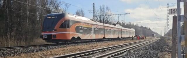 Поезд из Нарвы остановлен в 30 км от Таллинна. На месте работают спасатели, есть погибший
