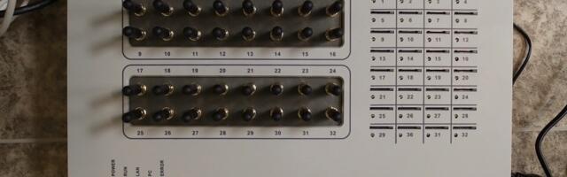 Полиция задержала гражданку Украины, подозреваемую в управлении SIM-боксом для мошеннических звонков