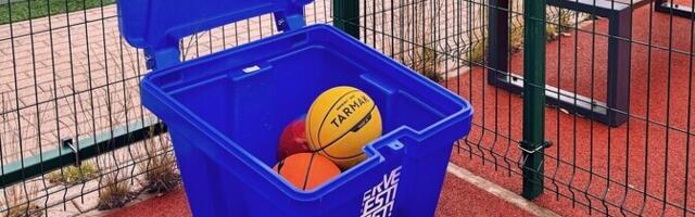 На двух спортивных общественных площадках в Кохтла-Ярве установили ящики с мячами