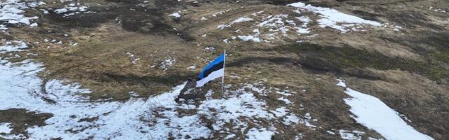 Штормовой ветер сломал мачту развевающегося на холме Кукрузе сине-черно-белого флага