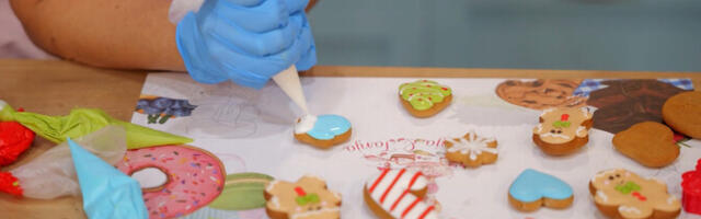 Кондитеры показали, как приготовить полезный штоллен и идеально нанести глазурь на пипаркооки