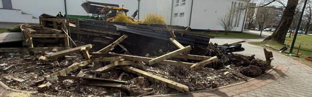 В Нарве демонтируют клумбу-лодку у ДК «Ругодив»