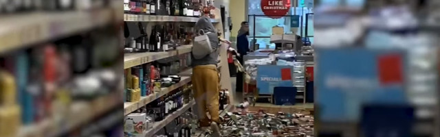 Женщина в считанные минуты разгромила алкогольный магазин