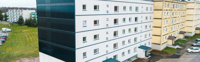 На торцевую стена дома по адресу Mõisavahe 67 установили панели с солнечными модулями